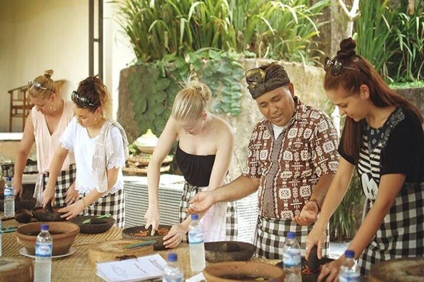 Go Locally: Bali Ubud Cooking Class with Traditional Market Visit by Chef Ketut