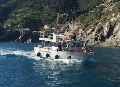 Cinque Terre Boat Cruise with Starter and Lunch