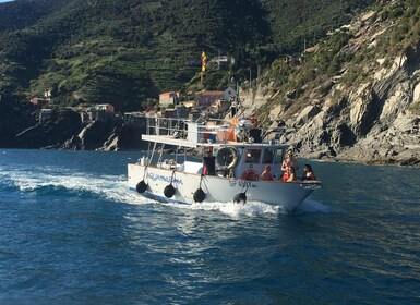 Cinque Terre Boat Cruise with Appetizer and Lunch