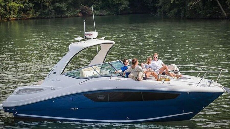 Luxury Speed Boat Cruising In Goa