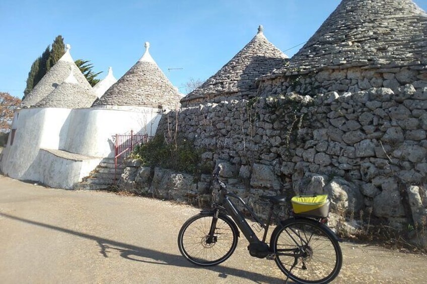 Discover Valle d 'Itria and its wines by ebike