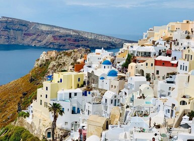 Santorini: Guided Tour in the Picturesque Village of Oia