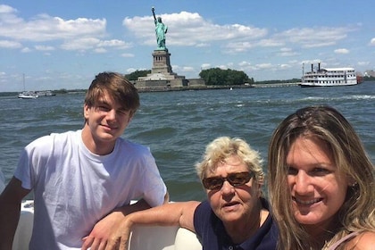 Boat Tour NYC Skyline, Statue of Liberty, Private Yacht Tour