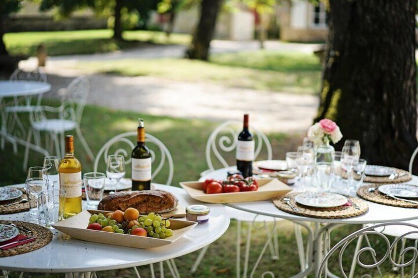 Picnic lunch in a Chateau is included