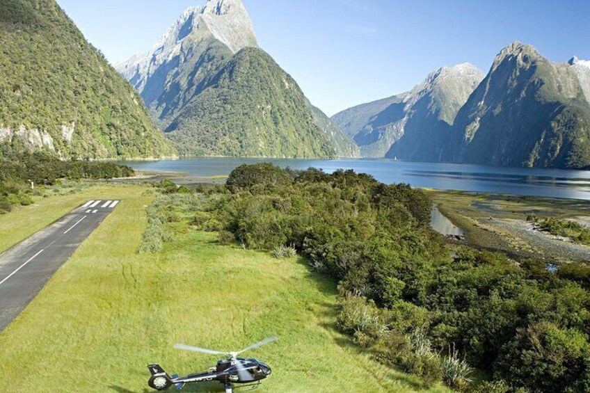 Milford and Fiordland Highlights Tour by Helicopter from Queenstown