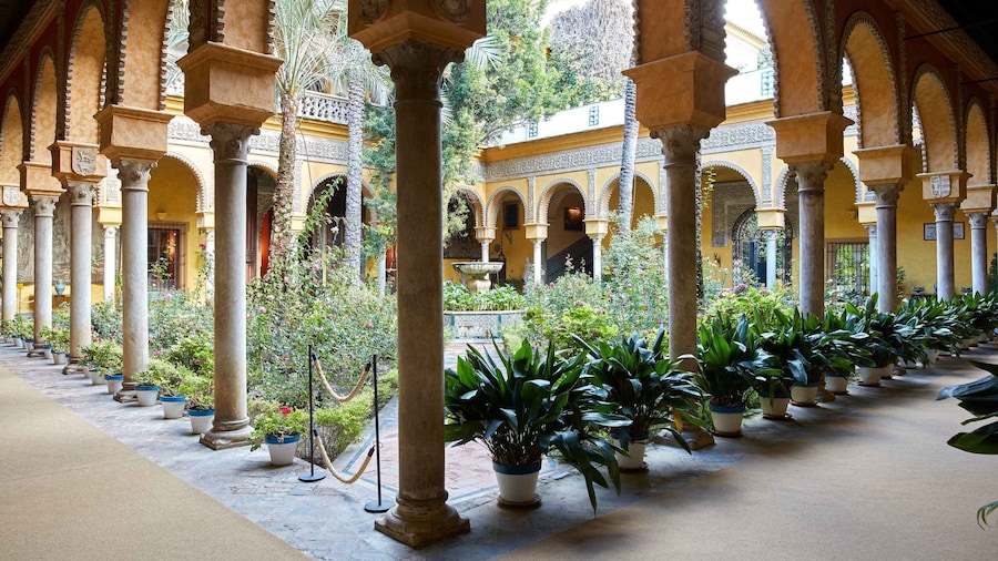 Seville: Las DuenÌas Palace Ticket and Audioguide