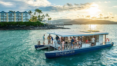 Airlie Beach : Croisière au coucher du soleil de 2 heures avec du vin mouss...