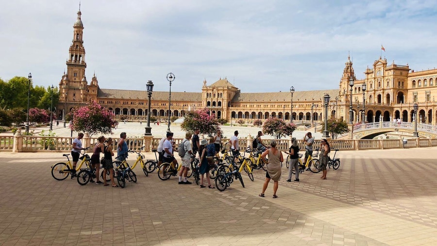 Seville: Relaxing City Bike Tour with a Tour Guide