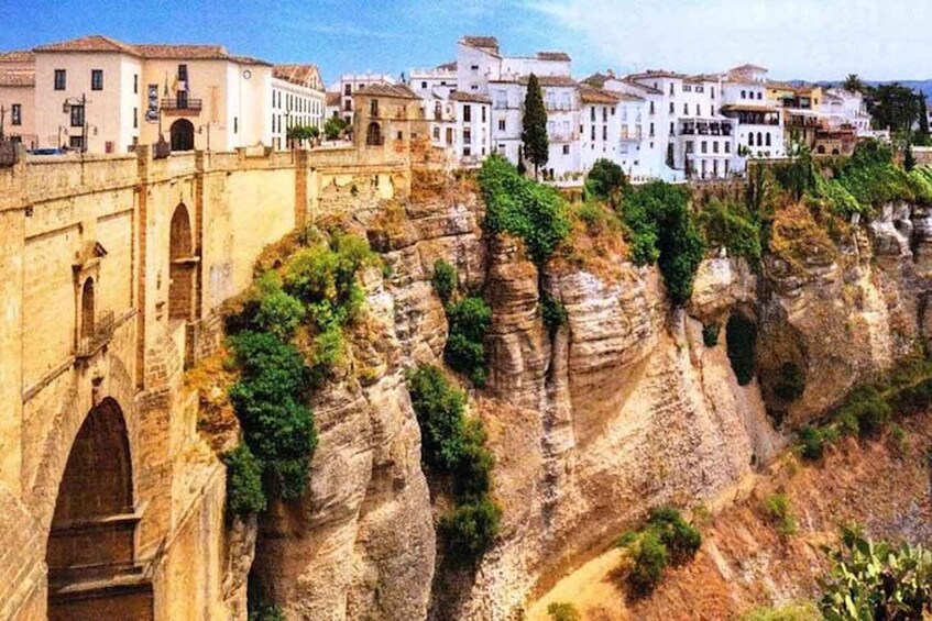 From Seville: Full-Day Private Transfer to Granada via Ronda