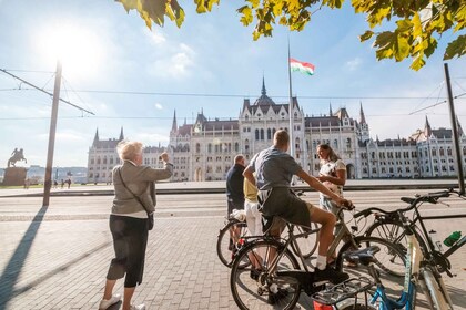 Budapest: Tour guidato in bicicletta alla scoperta della città