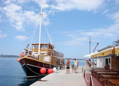 From Baška: Island Day Trip on a Traditional Ship with Lunch