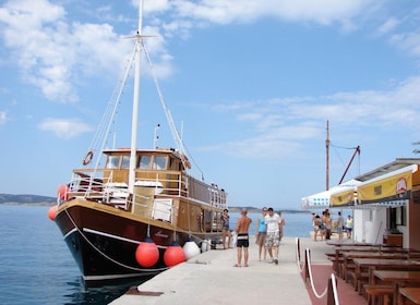 From Baška: Island Day Trip on a Traditional Ship with Lunch