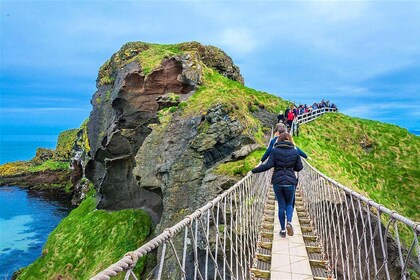 Belfast: Giant's Causeway Tour and 2-Day Open Top-Bus Tour