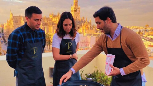 Seville: Highlights Rooftop Tour & Paella Cooking Class