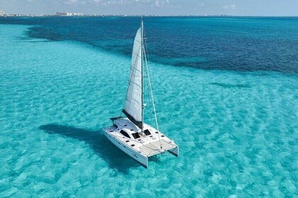Isla Mujeres Catamaran Tour with Snorkelling, Open Bar & Buffet