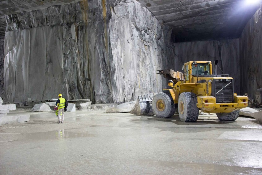 Picture 2 for Activity Colonnata: Carrara Marble Quarries Tour by Jeep