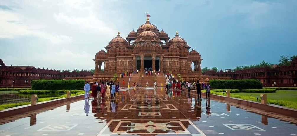 Tour To Swaminarayan Akshardham Guide & Delhi Transfers