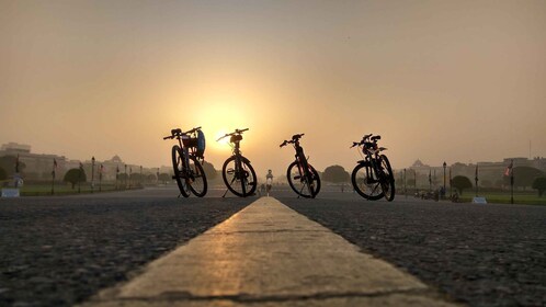 Delhi: 3-Hour Night Cycling Tour