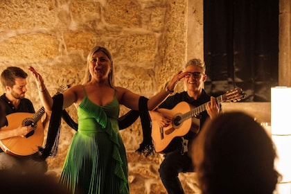 Porto: Spettacolo di fado dal vivo con un bicchiere di vino di Porto