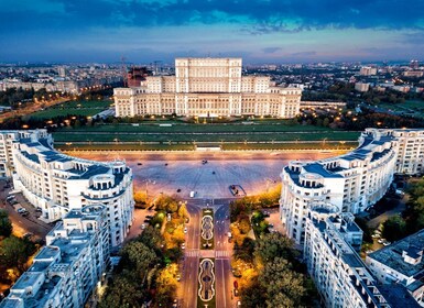 Bucarest: recorrido turístico nocturno por los desvalidos de Europa