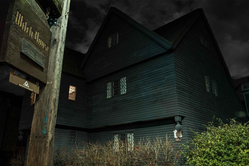 Picture 3 for Activity Salem: 1-Hour Haunted Ghost Tour
