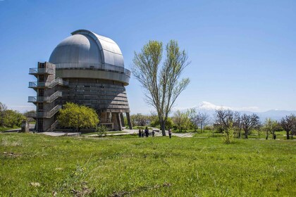 从埃里温出发：Byurakan、Oshakan 和 Amberd Fortress 一日游