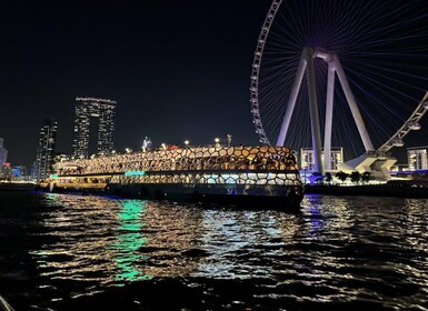 Dubai: Crociera su mega yacht con cena a buffet