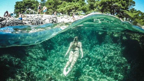 Fra Split: Halvdagstur i Den blå lagune og 3 øyer med båt