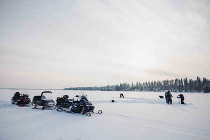Rovaniemi: Día combinado de pesca en hielo y safari en moto de nieve