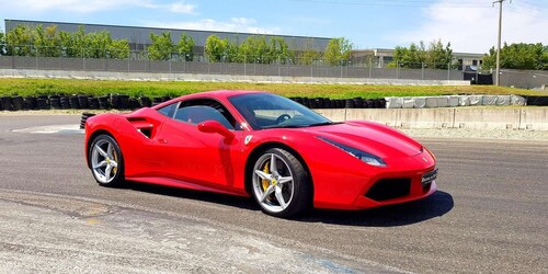 Milán: prueba de conducción de un Ferrari 488 en una pista de carreras