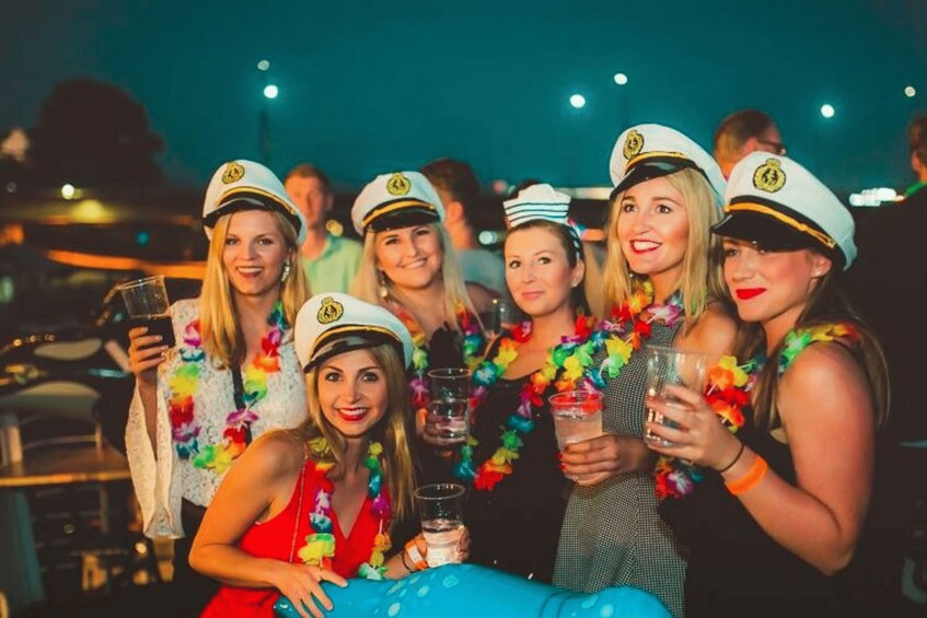 Krakow: Boat Party with Unlimited Drinks