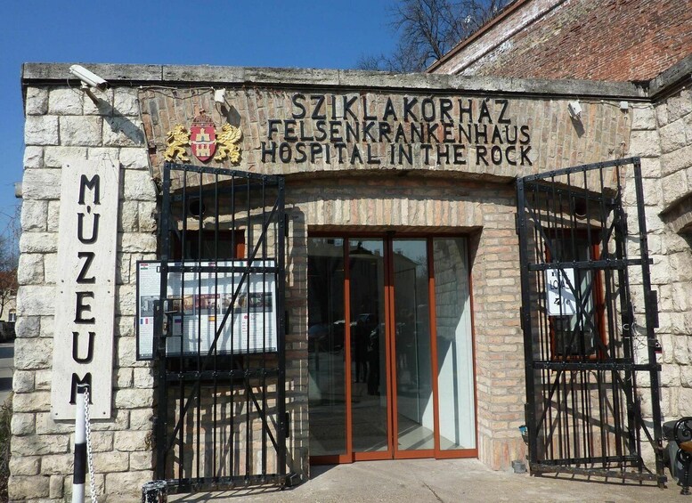 Budapest: Guided Tour to the Hospital in the Rock & Castle