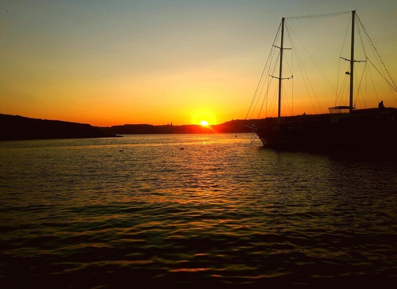 Malta: Private Sunset Boat Trip to Comino and Blue Lagoon