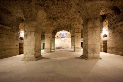 Partir: Entrada a las Bodegas del Palacio de Diocleciano