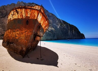 Zakynthos: naufragio a primera hora de la mañana, cuevas azules y mirador