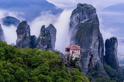 Depuis Athènes : visite en train des monastères des Météores et grottes cac...