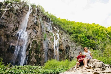 Vanuit Split of Trogir: Plitvice Meren Tour met Toegangskaarten