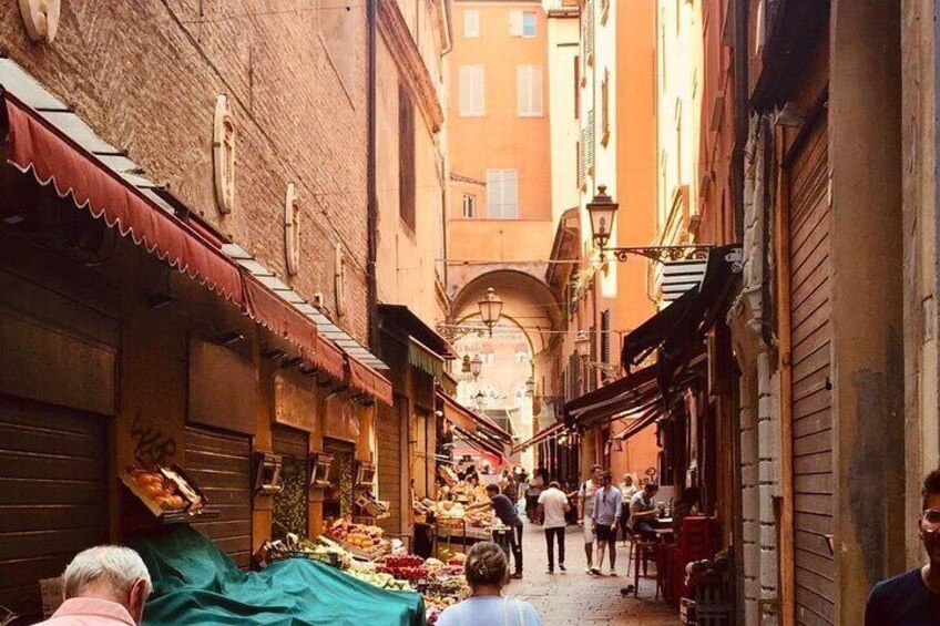 Food and Wine Tasting Tour in Bologna with local guide 