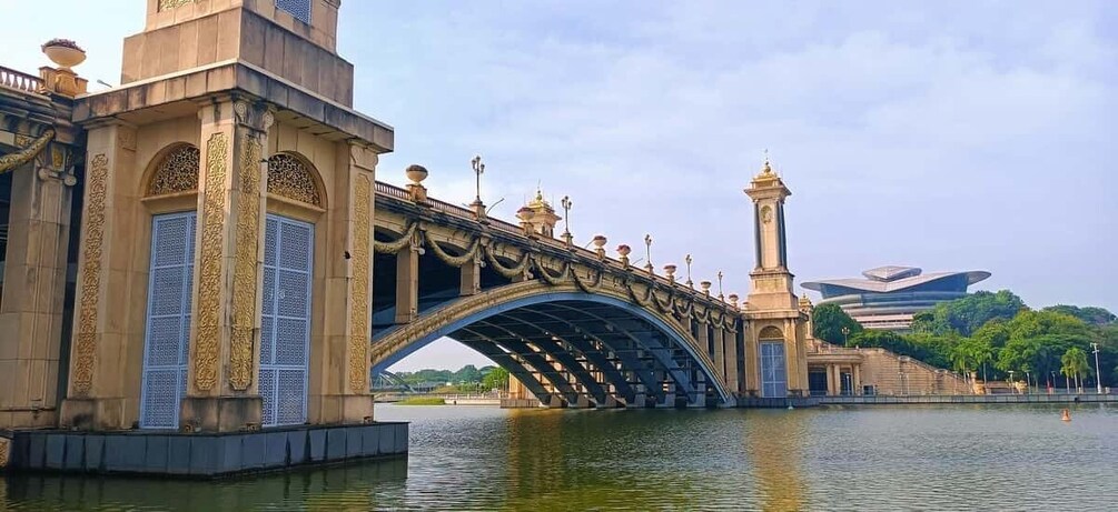 Picture 14 for Activity Kuala Lumpur: Putrajaya Tour with Traditional Boat Cruise