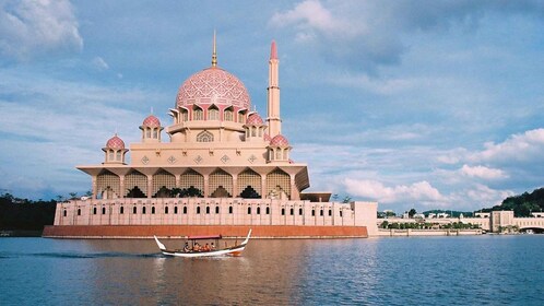 Kuala Lumpur: visite de Putrajaya avec croisière en bateau traditionnel