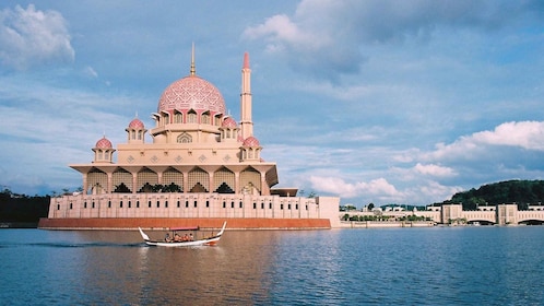 Kuala Lumpur: Putrajaya-kierros perinteisellä veneristeilyllä