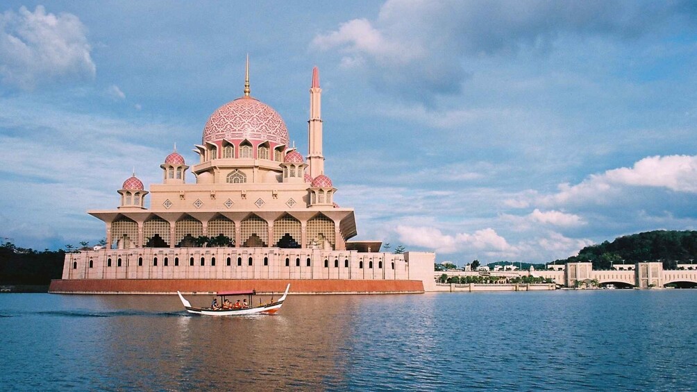 Kuala Lumpur: Putrajaya Tour with Traditional Boat Cruise