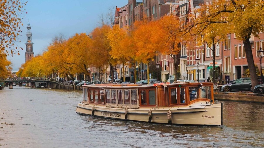 Amsterdam: Luxury Canal Cruise with Unlimited Drinks & Bite