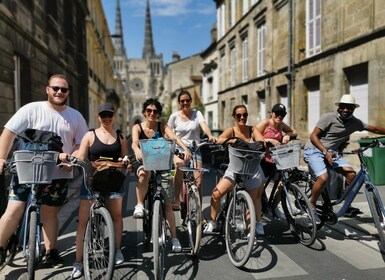 Bordeaux : Centre historique et quartier des Chartrons à vélo