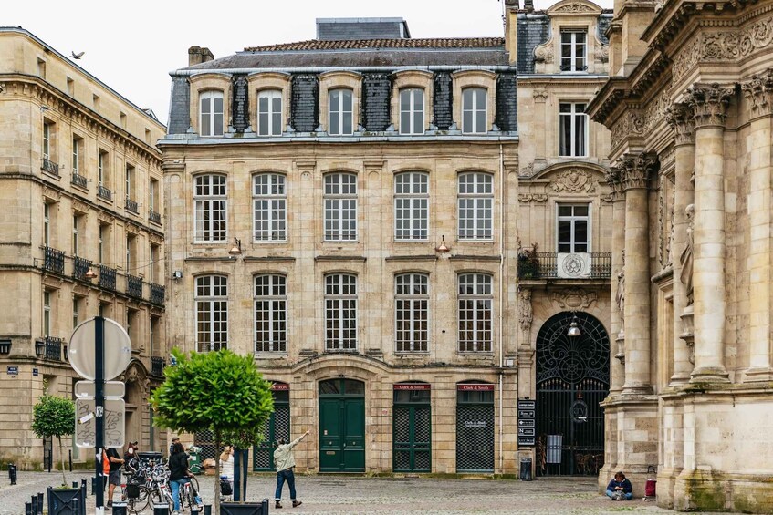 Picture 2 for Activity Bordeaux: Historic Center & Chartrons District Bicycle Tour