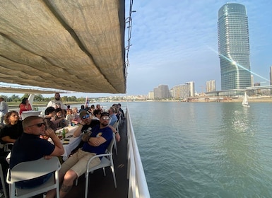 Belgrado: crucero al atardecer en barco abierto con guía en vivo