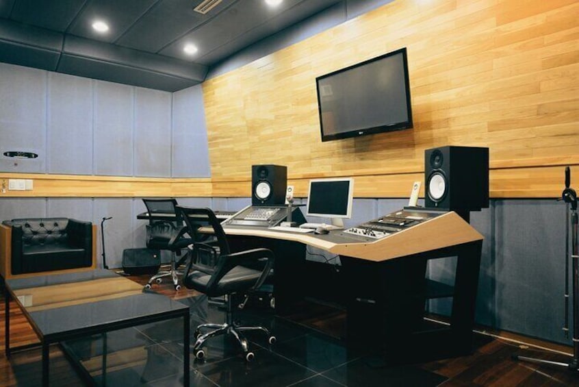 Create your own album with a K-Pop vocal trainer in the studio!
