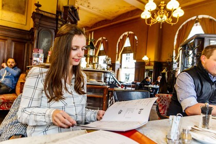 Wien: Typisk österrikisk matrundtur med besök på kaffehus