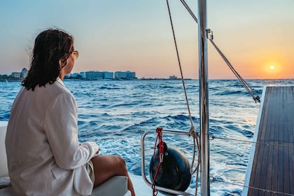 Rodas: Crucero en catamarán al atardecer con cena buffet y bebidas