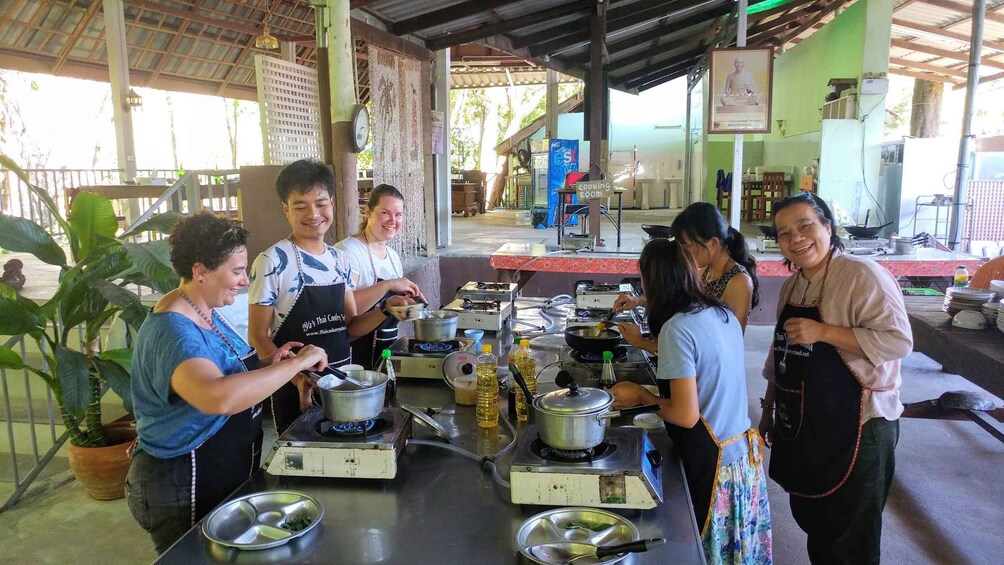 Krabi: Morning/Afternoon Thai Cooking Class at Ya's Cookery